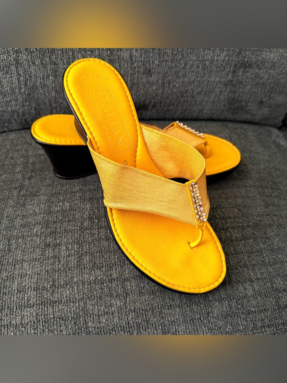 💛 Vtg Italian Shoemakers Yellow Thong Wedge Sandals w Rhinestone Detailing Sz 8